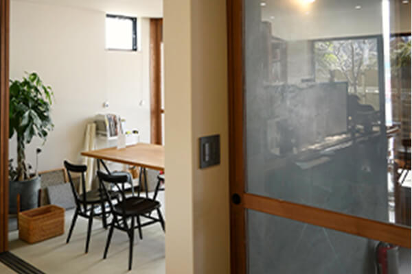 建築昌英の中を男性が資料をもって歩いている