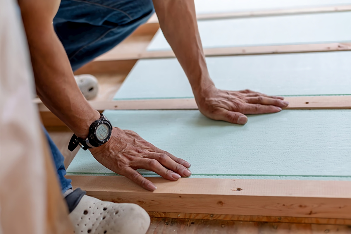 木材に断熱材をはめている様子